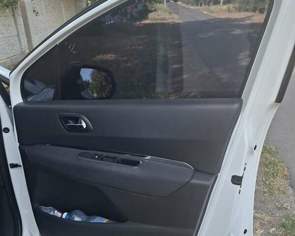 Белый Пежо 5008, объемом двигателя 1.56 л и пробегом 181 тыс. км за 9300 $, фото 9 на Automoto.ua