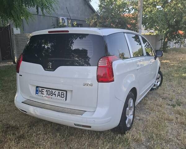 Белый Пежо 5008, объемом двигателя 1.56 л и пробегом 181 тыс. км за 9300 $, фото 3 на Automoto.ua