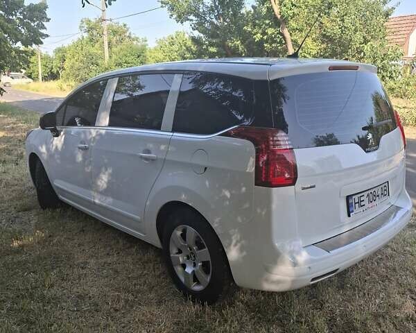 Белый Пежо 5008, объемом двигателя 1.56 л и пробегом 181 тыс. км за 9300 $, фото 2 на Automoto.ua