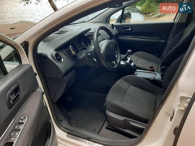 Белый Пежо 5008, объемом двигателя 2 л и пробегом 212 тыс. км за 8500 $, фото 17 на Automoto.ua