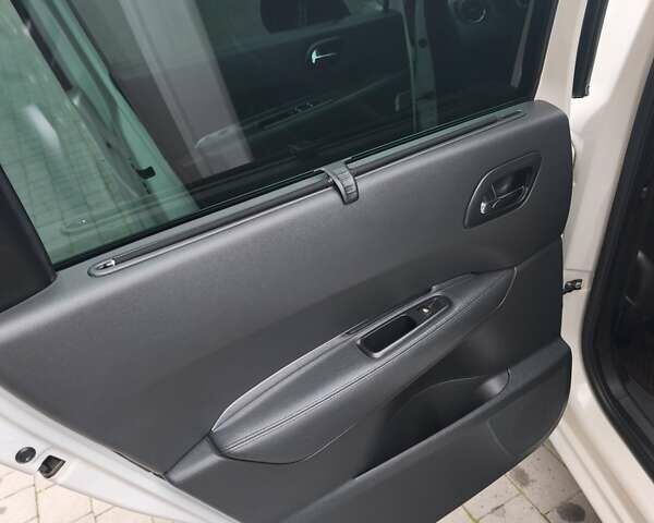 Білий Пежо 5008, об'ємом двигуна 1.6 л та пробігом 248 тис. км за 9700 $, фото 13 на Automoto.ua