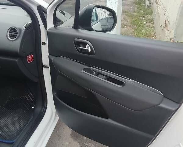 Белый Пежо 5008, объемом двигателя 1.56 л и пробегом 296 тыс. км за 6800 $, фото 5 на Automoto.ua