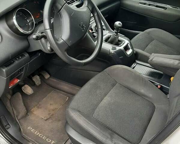 Білий Пежо 5008, об'ємом двигуна 1.6 л та пробігом 344 тис. км за 7600 $, фото 7 на Automoto.ua