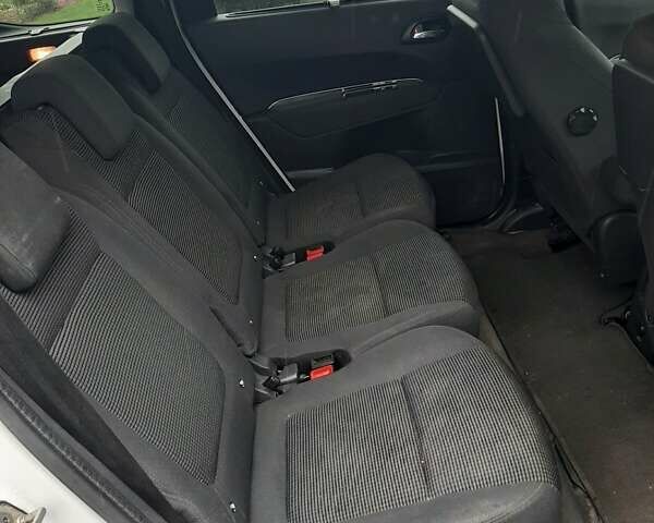 Білий Пежо 5008, об'ємом двигуна 1.6 л та пробігом 344 тис. км за 7600 $, фото 9 на Automoto.ua