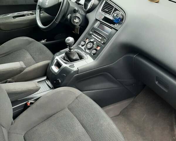 Білий Пежо 5008, об'ємом двигуна 1.6 л та пробігом 344 тис. км за 7600 $, фото 8 на Automoto.ua