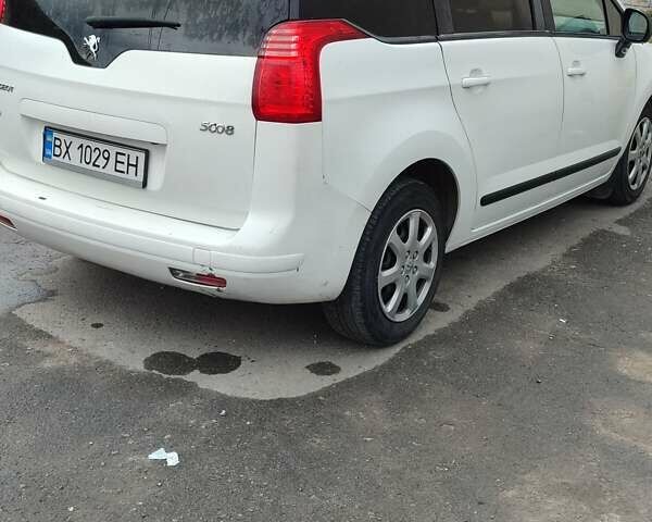 Белый Пежо 5008, объемом двигателя 1.56 л и пробегом 296 тыс. км за 6800 $, фото 7 на Automoto.ua