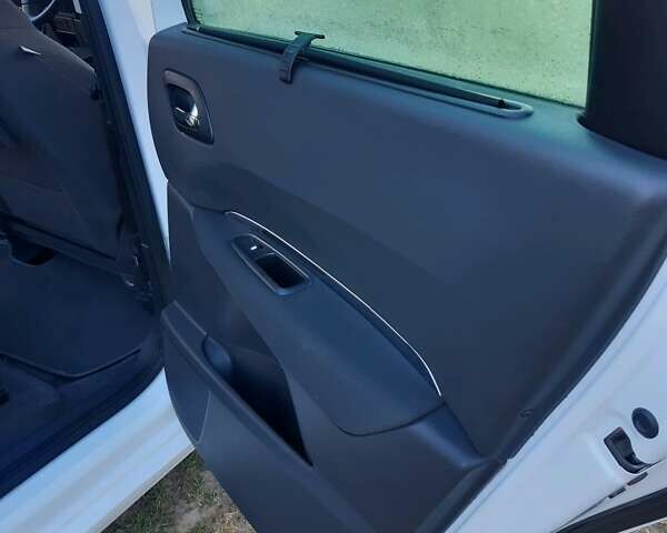 Белый Пежо 5008, объемом двигателя 1.6 л и пробегом 240 тыс. км за 9300 $, фото 20 на Automoto.ua