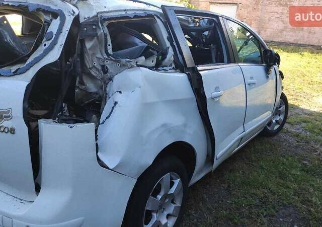 Білий Пежо 5008, об'ємом двигуна 1.6 л та пробігом 250 тис. км за 2800 $, фото 1 на Automoto.ua