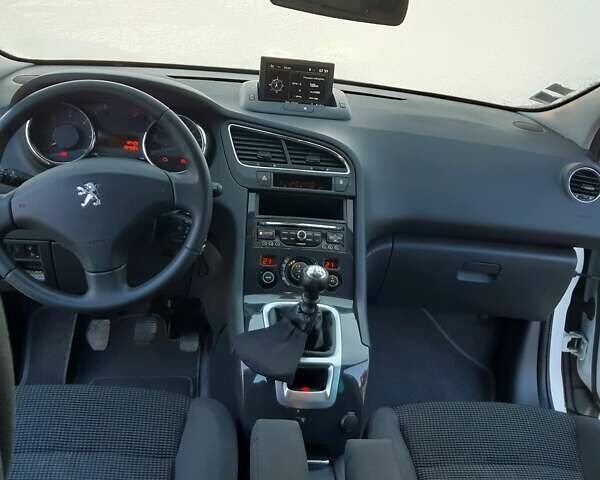 Белый Пежо 5008, объемом двигателя 1.6 л и пробегом 240 тыс. км за 9300 $, фото 18 на Automoto.ua