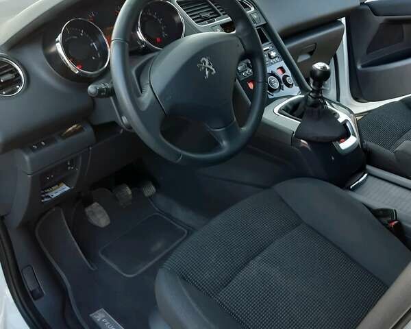 Белый Пежо 5008, объемом двигателя 1.6 л и пробегом 240 тыс. км за 9300 $, фото 17 на Automoto.ua