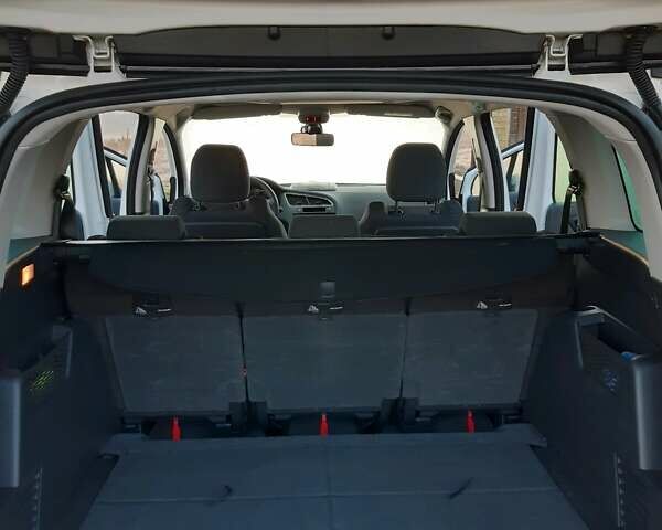 Белый Пежо 5008, объемом двигателя 1.6 л и пробегом 240 тыс. км за 9300 $, фото 25 на Automoto.ua