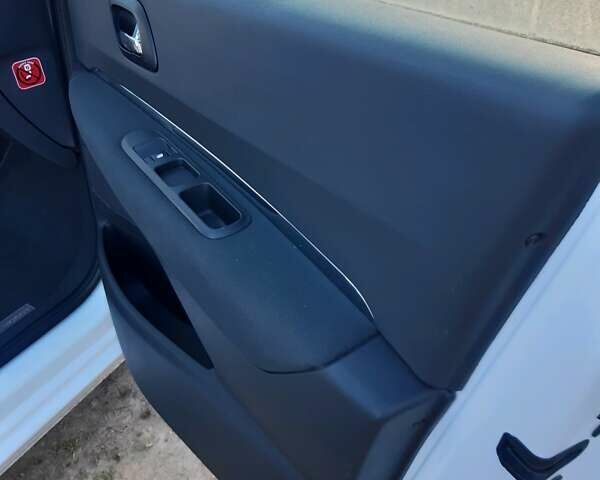 Белый Пежо 5008, объемом двигателя 1.6 л и пробегом 240 тыс. км за 9300 $, фото 16 на Automoto.ua