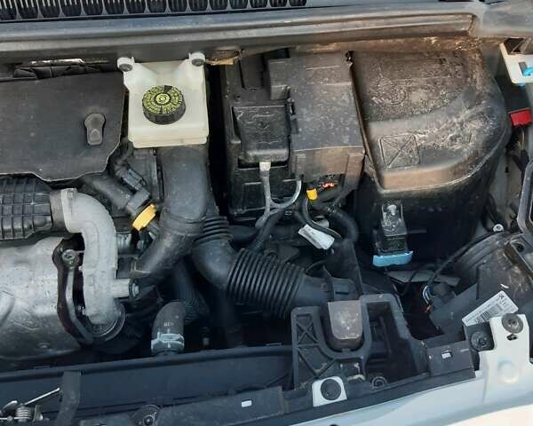 Белый Пежо 5008, объемом двигателя 1.6 л и пробегом 240 тыс. км за 9300 $, фото 28 на Automoto.ua