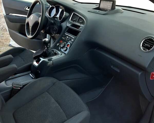 Белый Пежо 5008, объемом двигателя 1.6 л и пробегом 240 тыс. км за 9300 $, фото 19 на Automoto.ua