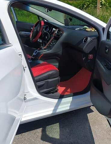 Белый Пежо 5008, объемом двигателя 1.6 л и пробегом 190 тыс. км за 12200 $, фото 16 на Automoto.ua