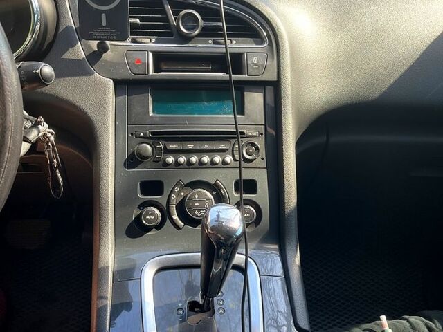 Черный Пежо 5008, объемом двигателя 1.6 л и пробегом 287 тыс. км за 8200 $, фото 7 на Automoto.ua