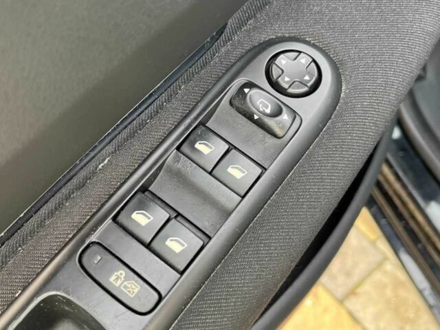 Черный Пежо 5008, объемом двигателя 2 л и пробегом 221 тыс. км за 9300 $, фото 8 на Automoto.ua