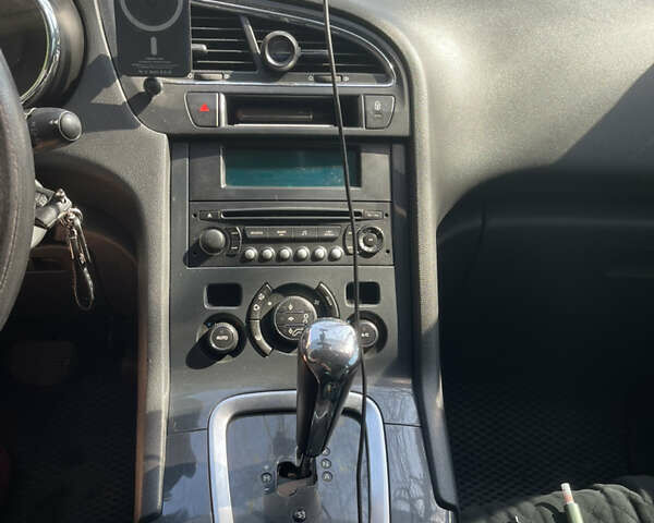 Черный Пежо 5008, объемом двигателя 1.56 л и пробегом 272 тыс. км за 8200 $, фото 7 на Automoto.ua