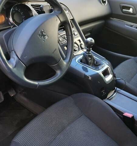 Черный Пежо 5008, объемом двигателя 2 л и пробегом 292 тыс. км за 4487 $, фото 5 на Automoto.ua
