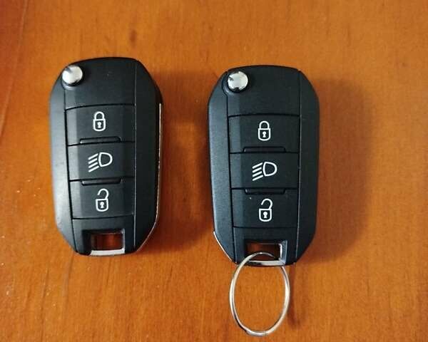 Чорний Пежо 5008, об'ємом двигуна 1.56 л та пробігом 115 тис. км за 18800 $, фото 46 на Automoto.ua