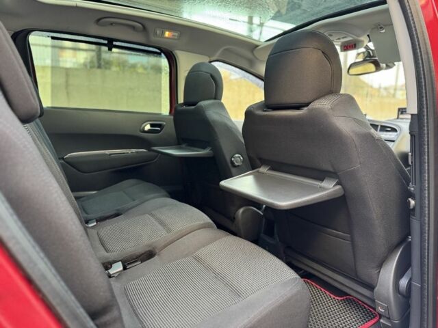 Красный Пежо 5008, объемом двигателя 2 л и пробегом 315 тыс. км за 8500 $, фото 16 на Automoto.ua