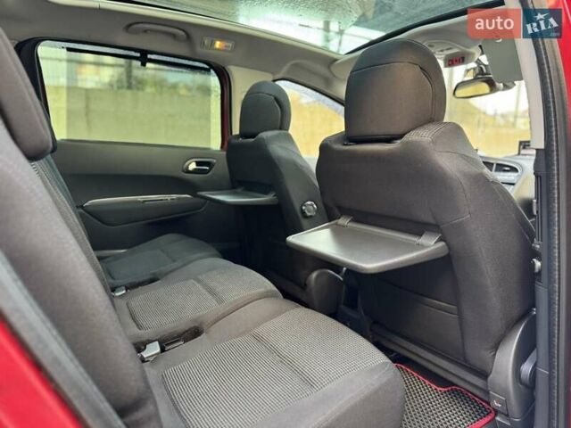 Красный Пежо 5008, объемом двигателя 2 л и пробегом 319 тыс. км за 8000 $, фото 14 на Automoto.ua