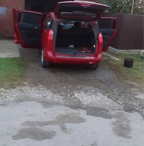 Красный Пежо 5008, объемом двигателя 1.6 л и пробегом 280 тыс. км за 7150 $, фото 3 на Automoto.ua