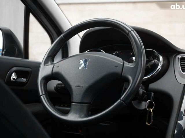 Пежо 5008, объемом двигателя 1.6 л и пробегом 243 тыс. км за 9500 $, фото 19 на Automoto.ua