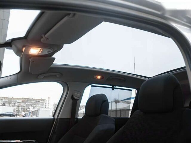 Пежо 5008, объемом двигателя 1.6 л и пробегом 243 тыс. км за 9500 $, фото 11 на Automoto.ua