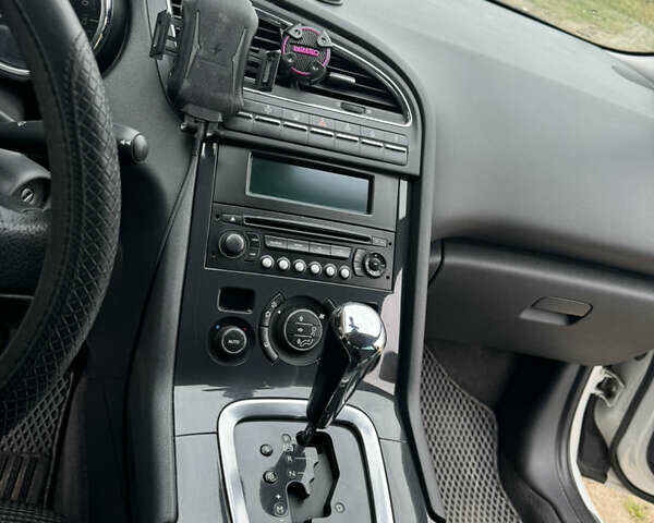 Пежо 5008, объемом двигателя 2 л и пробегом 233 тыс. км за 10500 $, фото 9 на Automoto.ua