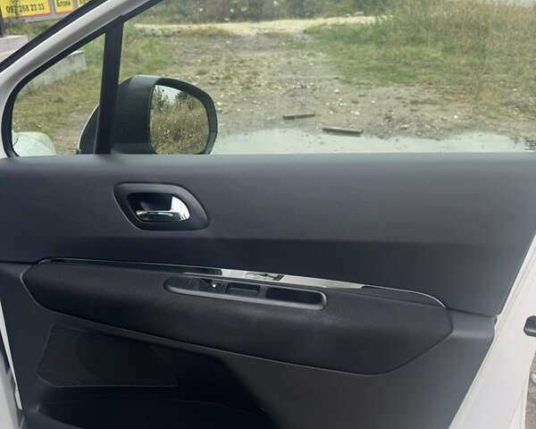 Пежо 5008, объемом двигателя 2 л и пробегом 233 тыс. км за 10500 $, фото 5 на Automoto.ua