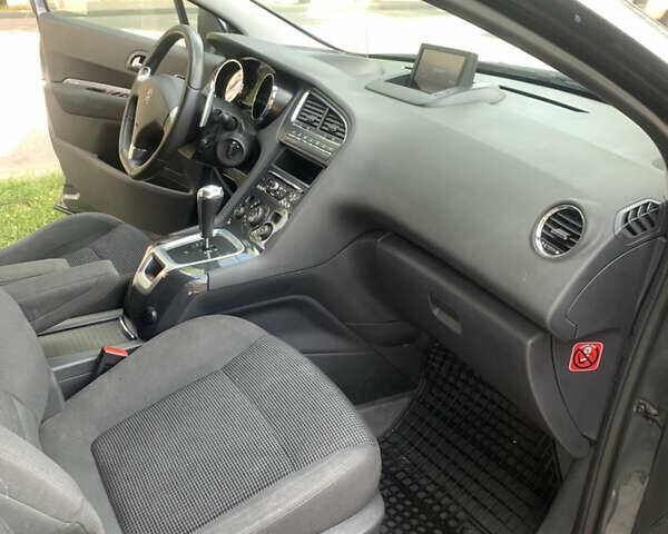 Пежо 5008, объемом двигателя 1.56 л и пробегом 244 тыс. км за 9999 $, фото 17 на Automoto.ua