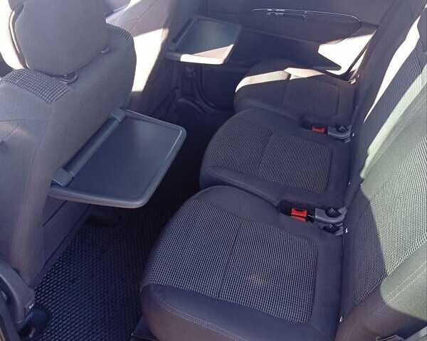 Сірий Пежо 5008, об'ємом двигуна 1.56 л та пробігом 283 тис. км за 6500 $, фото 3 на Automoto.ua