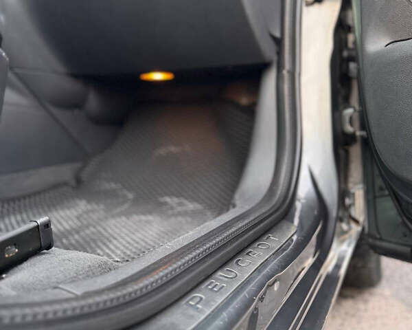 Серый Пежо 5008, объемом двигателя 2 л и пробегом 219 тыс. км за 8100 $, фото 7 на Automoto.ua