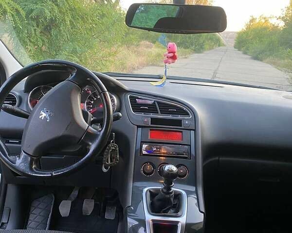 Серый Пежо 5008, объемом двигателя 1.56 л и пробегом 240 тыс. км за 8000 $, фото 4 на Automoto.ua