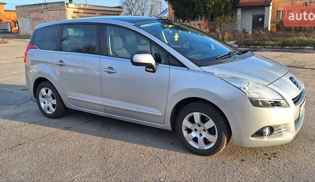 Серый Пежо 5008, объемом двигателя 1.6 л и пробегом 214 тыс. км за 6999 $, фото 2 на Automoto.ua