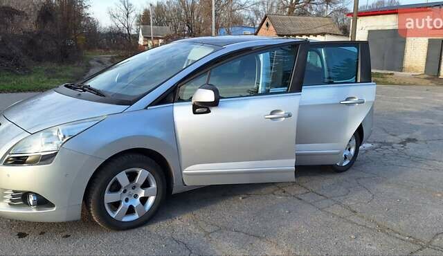 Серый Пежо 5008, объемом двигателя 1.6 л и пробегом 214 тыс. км за 6999 $, фото 9 на Automoto.ua