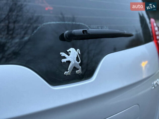 Сірий Пежо 5008, об'ємом двигуна 1.56 л та пробігом 227 тис. км за 6300 $, фото 13 на Automoto.ua