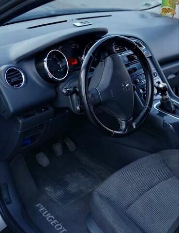 Серый Пежо 5008, объемом двигателя 1.6 л и пробегом 317 тыс. км за 6900 $, фото 1 на Automoto.ua