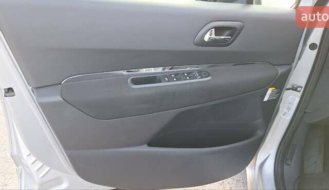 Серый Пежо 5008, объемом двигателя 1.6 л и пробегом 214 тыс. км за 6999 $, фото 17 на Automoto.ua