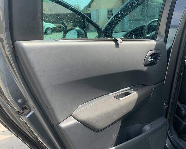 Серый Пежо 5008, объемом двигателя 2 л и пробегом 318 тыс. км за 8150 $, фото 9 на Automoto.ua