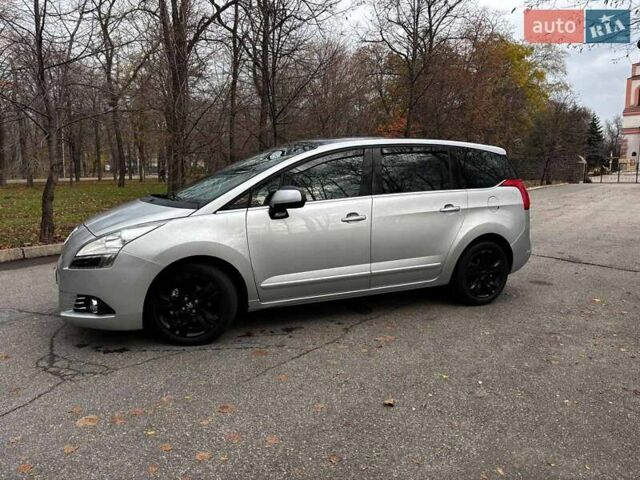 Серый Пежо 5008, объемом двигателя 1.6 л и пробегом 272 тыс. км за 7930 $, фото 1 на Automoto.ua