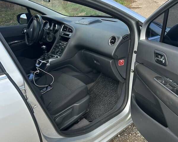 Пежо 5008 2010 в Ивано-Франковске на Automoto.ua Серый Пежо 5008, объемом двигателя 1.56 л и пробегом 227 тыс. км за 8100 $, фото 4 на Automoto.ua