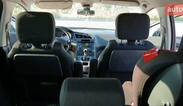 Серый Пежо 5008, объемом двигателя 1.6 л и пробегом 317 тыс. км за 6900 $, фото 31 на Automoto.ua