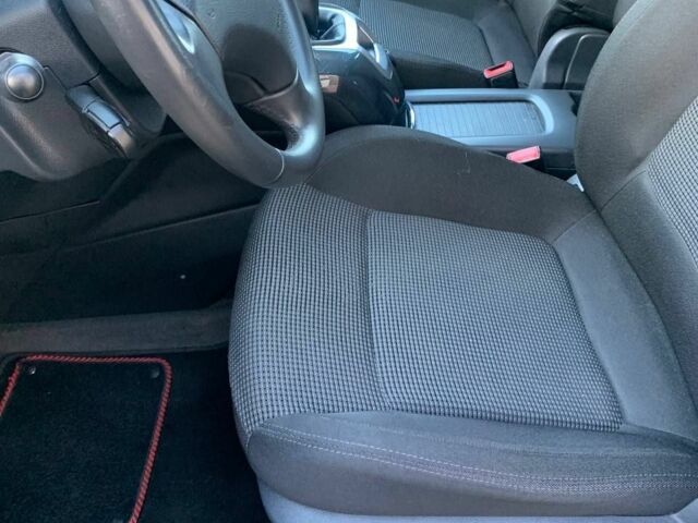 Серый Пежо 5008, объемом двигателя 2 л и пробегом 239 тыс. км за 7150 $, фото 7 на Automoto.ua