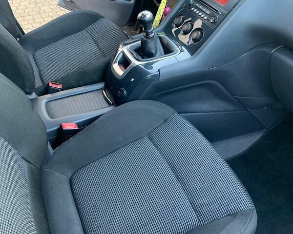 Серый Пежо 5008, объемом двигателя 2 л и пробегом 239 тыс. км за 7150 $, фото 31 на Automoto.ua