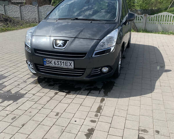 Серый Пежо 5008, объемом двигателя 2 л и пробегом 318 тыс. км за 8150 $, фото 1 на Automoto.ua