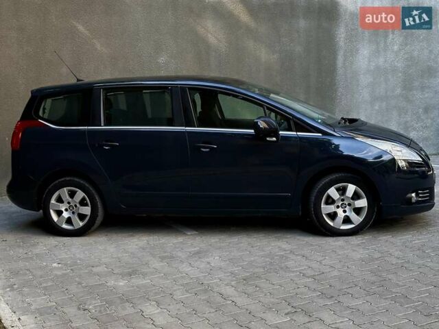 Серый Пежо 5008, объемом двигателя 1.6 л и пробегом 222 тыс. км за 7800 $, фото 2 на Automoto.ua