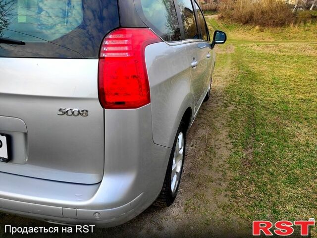 Серый Пежо 5008, объемом двигателя 1.6 л и пробегом 237 тыс. км за 7800 $, фото 1 на Automoto.ua