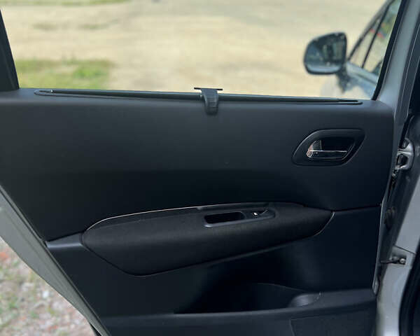 Серый Пежо 5008, объемом двигателя 1.6 л и пробегом 280 тыс. км за 6990 $, фото 12 на Automoto.ua